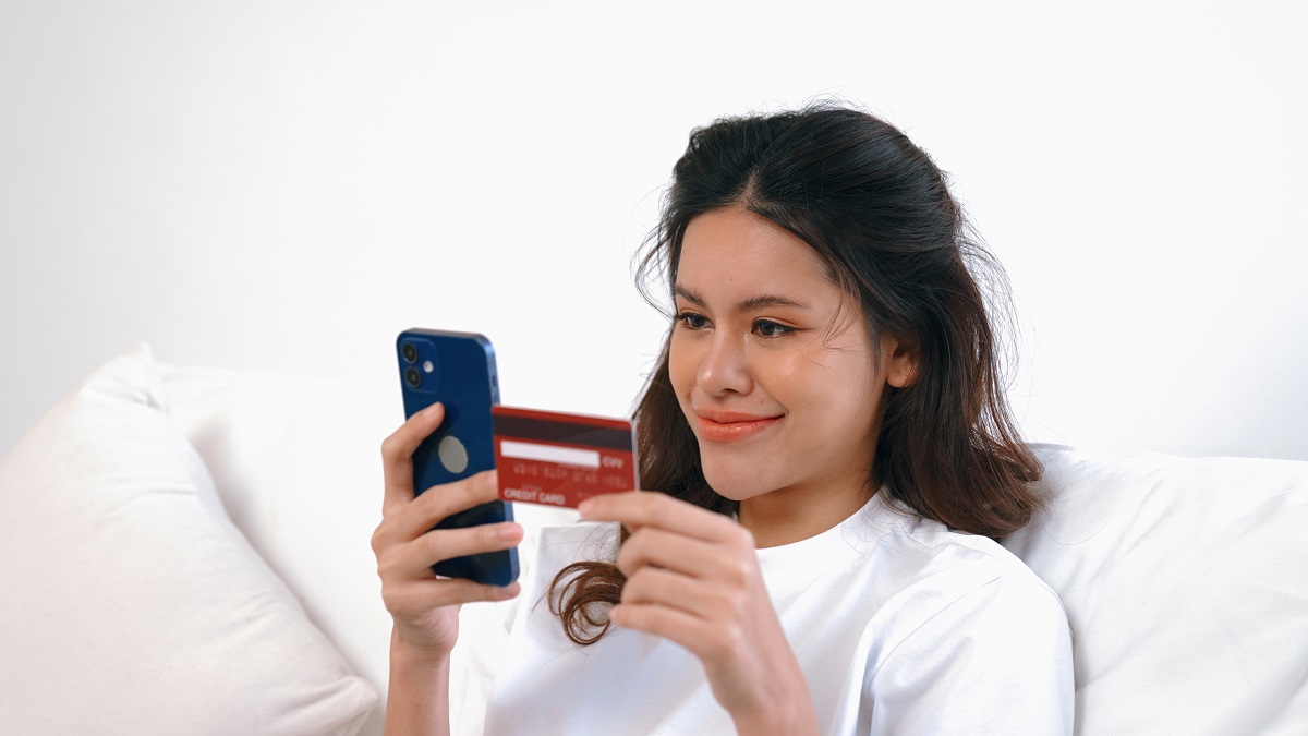 Mujer usando Bizum con el móvil