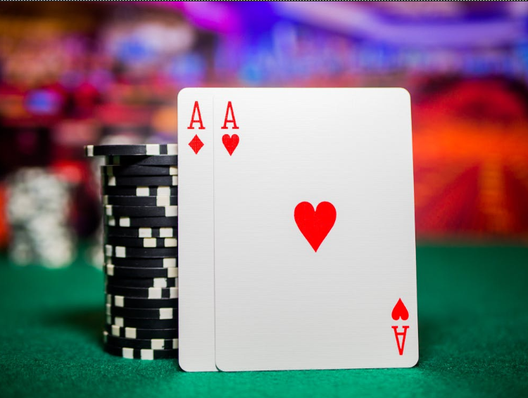 Tabla de estrategia básica del blackjack que muestra la jugada óptima para saber cómo ganar al blackjack online